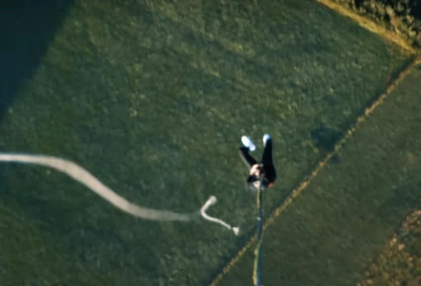 DSDN Kandidat Marc hängt nach seinem Bungee Sprung aus dem Heißluftballon am Bungee Seil