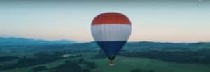 Heißluftballon, aus dem Stuntman Torsten von bungee.de Bungee springen wird, und Umgebung mit toller Aussicht