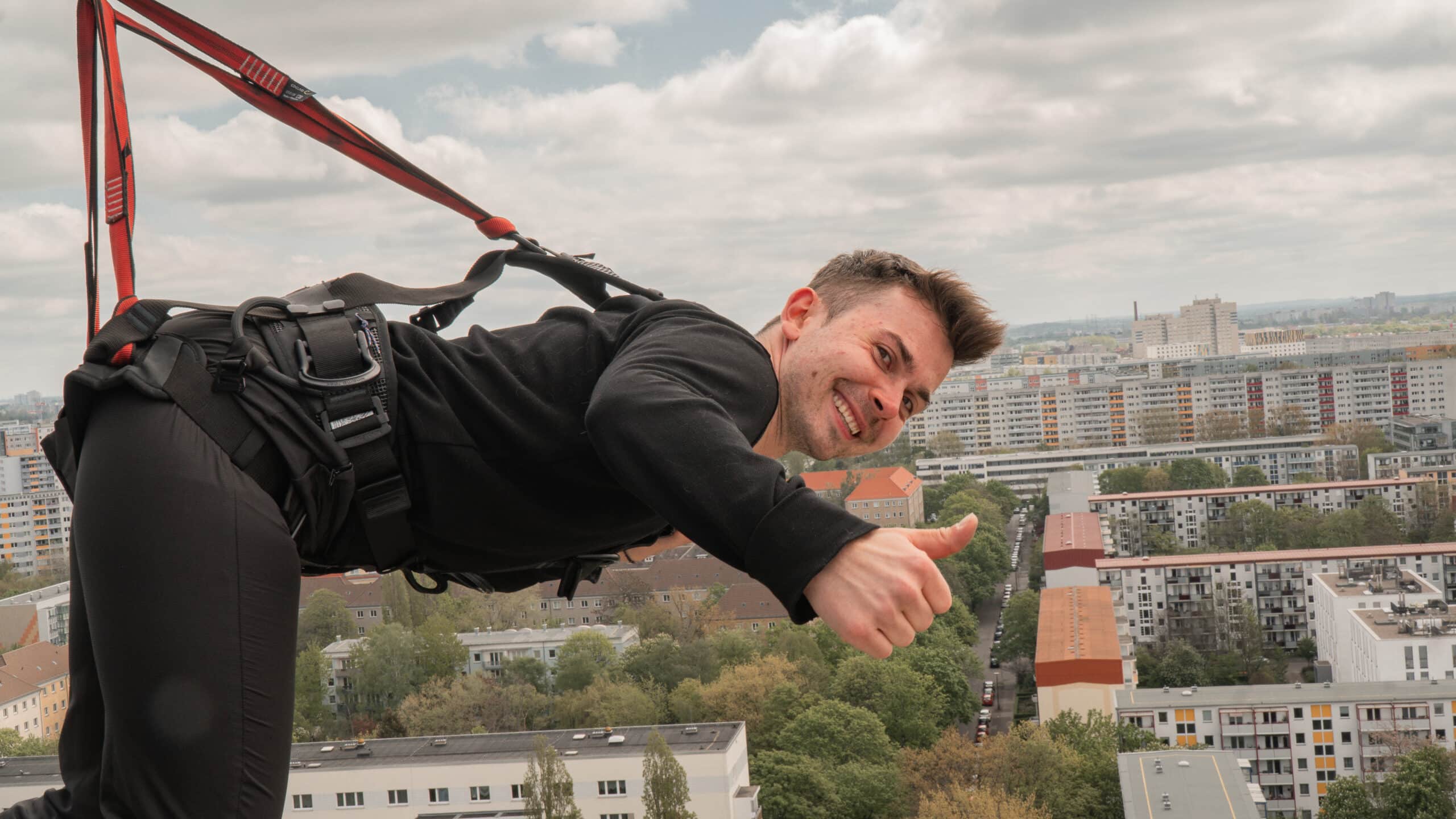 Mann lächelt beim House Running in Berlin in die Kamera und zeigt einen Daumen nach oben.