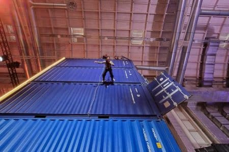 Person macht House Running an Container-Wänden auf der Photopia Messe in Hamburg